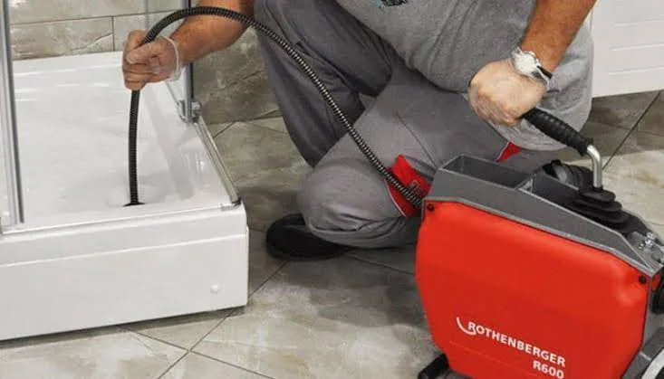 Banyo duş giderinde robot cihaz çalışması