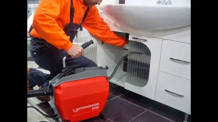 Müşteri fotoğrafı lavabo altı robot cihaz çalışması